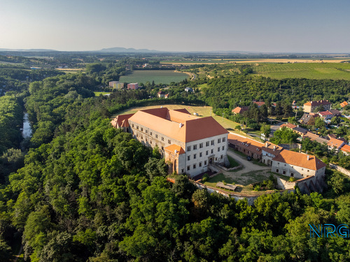 Plakát události Speciální prohlídka s majitelem hradu a zámku Dolní Kounice a ochutnávkou vína ve 13 hodin