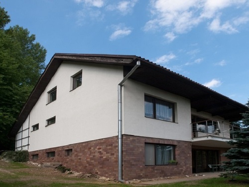 Unikátní dům na břehu přehrady Křetínka