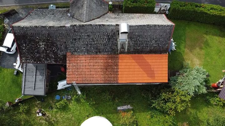 Čištění střech, fasád a zámkových dlažeb vysokotlakovým čističem za použití chemie šetrné k přírodě.