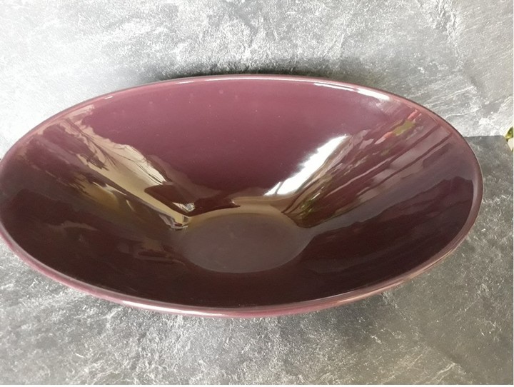 Oválná fialová porcelánová mísa značky TCM.