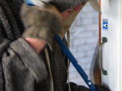 Ze sklepa bytovky v Třebíči zmizely rybářské pruty. Po zloději pátrají policisté