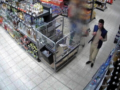 Muži v Třebíči okradli seniorku. Policisté žádají o pomoc veřejnost