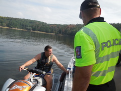 Policisté vyrazili na dalešickou přehradu. Kontrolovali plavidla i oheň