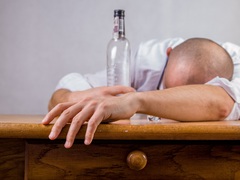 Opilý řidič v Třebíči nadýchal skoro 3,5 promile. Policisté ho raději odvezli na záchytku