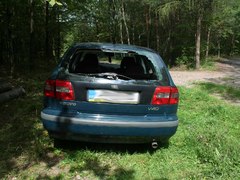 Odstavené auto na lesní cestě nedaleko Ochozi u Brna přilákalo zloděje