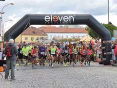 FOTO: Téměř čtyři sta běžců se prohnalo Moravským krasem v rámci půlmaratonu