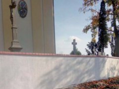 Troubský hřbitov má nové osvětlení, opravenou zídku a renovovaný kříž
