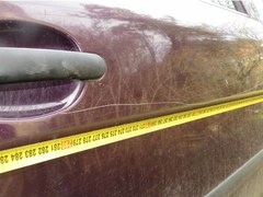 V Dolních Kounicích řádil vandal. Klíčem poškrábal 22 zaparkovaných aut