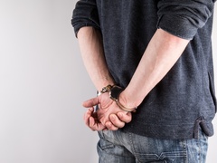 Zloděj vykradl restauraci na Karlově náměstí v Třebíči. Pátrají po něm policisté
