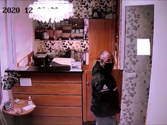 Poznáte muže na snímku? Ve druhé půlce října ukradl na Třebíčsku peněženku