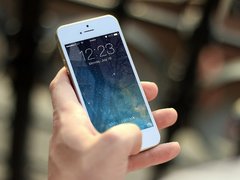 Stačila chvilka nepozornosti a telefon byl pryč. Policisté objasnili krádež iPhonu ve Velkém Meziříčí
