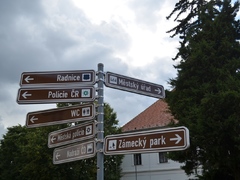 Několik vylomených zámků na Komenského náměstí