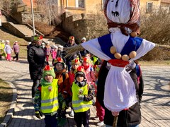 FOTO: Děti v Rosicích vynesly Morenu a přivítaly jaro
