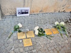 FOTO: Ve Velkém Meziříčí jsou nově kameny zmizelých připomínající oběti holokaustu