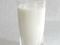 Mladíci v Ivanovicích vykradli mlékomat, pak se mezi sebou poprali
