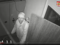 Zloděj ukradl zlaté slitky za miliony. Předtím se však podíval přímo do kamery