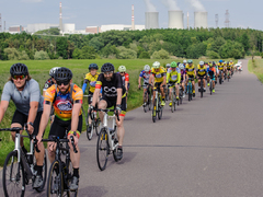 Energetici připravili dětský den s pokusy, přizastavil i peloton 80 cyklistů v rámci charitativní akce