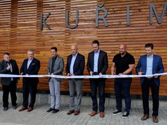 FOTO: Rekonstrukce autobusového terminálu v Kuřimi je u konce. Podívejte se, jak stavba vypadá