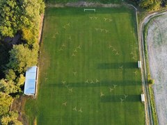 Vandal zničil fotbalové hřiště v Zakřanech. Žíravinou v něm vytvořil trojcípé hvězdy