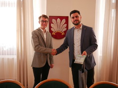 Maturant předal starostovi projekt o turistice v okolí Velkého Meziříčí. V článku najdete odkaz na video