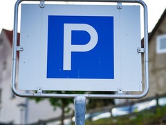 Za parkování naproti Nemocnici Třebíč už se platí. Někteří řidiči otáčeli auta