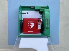 Na úřadě města Černošice v Podskalské ulici je umístěný nový defibrilátor