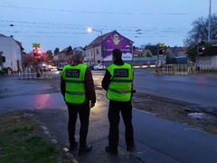 Cyklista v Nymburce přejel přes blikající přejezd. Na druhé straně už na něj čekali strážníci