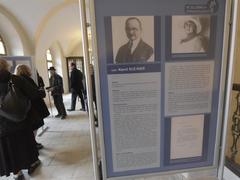 V kolínské synagoze probíhají výstavy věnované Antonínu Kalinovi a osudům židovských právníků v Kolíně