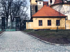 Slaný zušlechťuje podobu městských chodníků, okolí hřbitova nově zdobí elegantnější žulové kostky