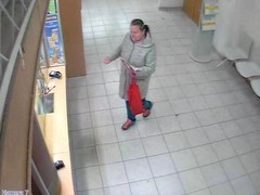 Tato žena ukradla peněženku na poště v Kladně. Poznáváte ji?