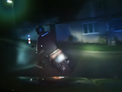 Opilec na skútru ujížděl před policisty na Šlapanicku. Záchranu hledal v lese, zapadl ale do bahna