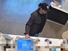 Poznáte muže z videa? V Čestlicích ukradl mobil, pak s ním bezstarostně utrácel