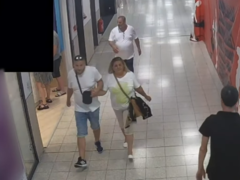 Poznáváte zloděje z videa? V kladenském supermarketu okradli důchodkyni