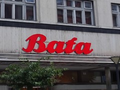 Nápis Baťa se bude ve Slaném vyjímat dál. V Kladně lze nakoupit už jen na webu