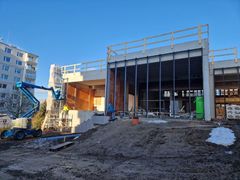 Prosklená fasáda knihovny ve Velkém Meziříčí je před dokončením