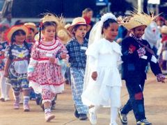 Hraběnka z Valdštejna pořádá zámecký karneval 