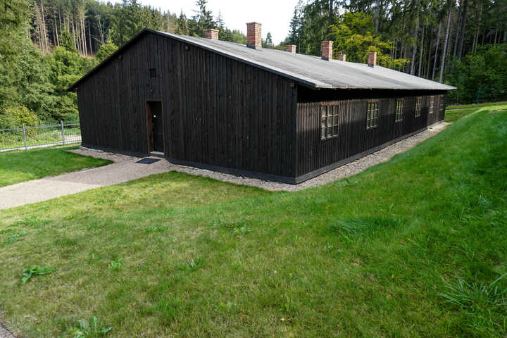 Barák dozorců(foto Muzeum romské kultury).jpg