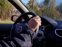 Řidič při předjíždění v Rousínově zachytil chodce a ujel