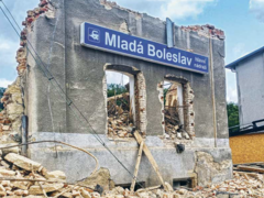 Demolice mladoboleslavské nádražní budovy je dokončena. Práce na novostavbě ještě potrvají 14 měsíců