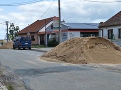Práce na silničním průtahu v Zaječí komplikují dopravu, na řidiče čekají objížďky