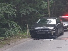 Opilý řidič v Budějovicích nevybral zatáčku a zranil spolujezdkyni. Na místě přišel o řidičák
