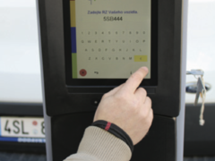 Poděbrady zavádějí nové parkomaty. Později budou sloužit i k dalším účelům, např. k nákupu vstupenek