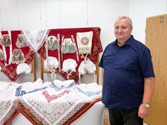 OBRAZEM: Krojové poklady v Radniční galerii. V Kyjově jsou k vidění historické šátky i čepce