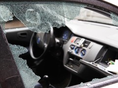 Žena nechala v zaparkovaném autě v Křenovicích kabelku, zloděj ji odcizil