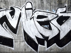 Vandal v Třebíči počmáral dveře bytových domů a kapotu automobilu