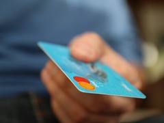 Na návštěvě ukradla žena z Třebíčska platební kartu, pak vybírala z bankomatu